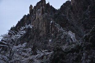 雪覆峻峭山峰