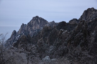 冬日峻峭山峰雪景