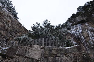 雪覆石径 山间景致清幽