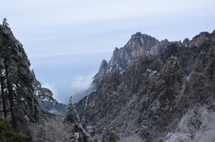 雪覆山峦壮丽自然景观