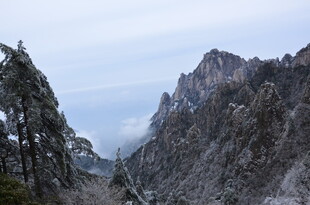 巍峨山间景