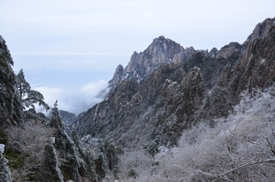 雪覆山峦美景