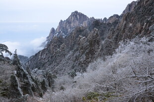冬日雪覆山峦美景