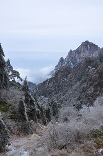 巍峨山峦间的冬日景致