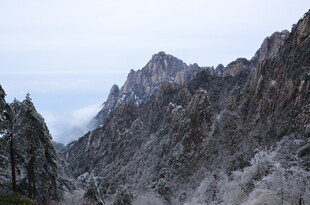雪覆山峦美景