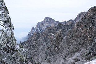 雪覆山峦壮丽景致