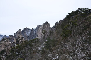 巍峨险峻的壮丽山峰