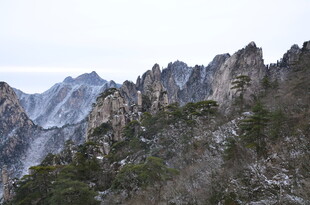 巍峨峻峭的壮丽山峰