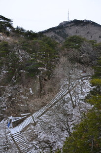 山间雪景中的蜿蜒小道