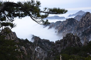 黄山云海中的壮美山峦