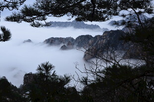 雪覆山峦云雾缭绕图景