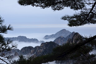 黄山云海中的秀丽山景