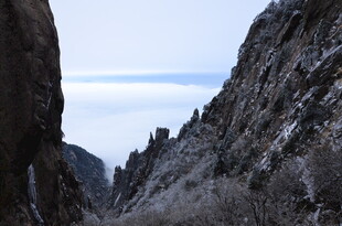 雪覆山峦间的壮阔景致