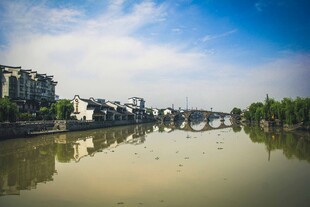 河畔城镇风光 水天相映