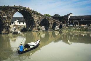 古桥水乡小船悠然景致