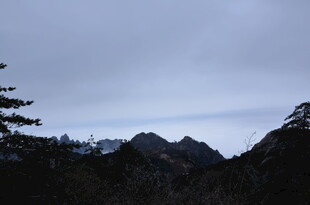山间云雾缭绕的壮丽景色