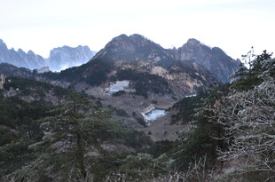 壮美山峦间的静谧景致