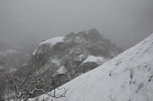 雪覆山峦 雾霭中的壮美景色