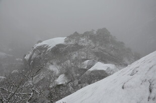 雪覆山峦的壮丽景致