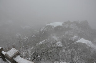 雪覆山峦的朦胧景致
