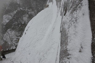 山间雪瀑景观