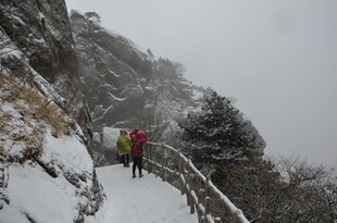 雪中山间徒步者