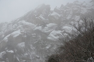 雪覆山峦景