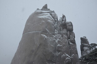 雪覆奇峰