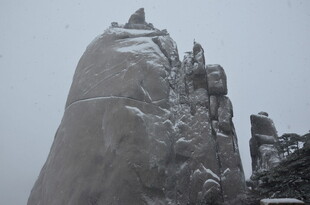 雪覆奇峰