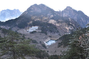 山间美景 静谧湖泊与山峦
