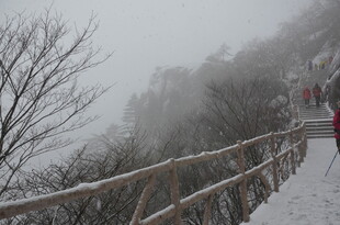 雪中山间步道上的独行者