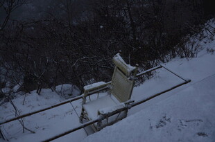 雪地中的老旧物件