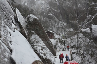 雪中山间徒步队伍