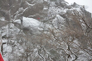 雪覆山峦景象