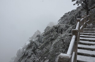 雪覆山间栈道