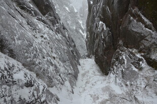 雪覆峡谷 自然险峻之景
