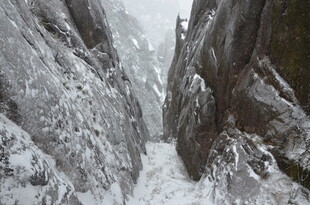 雪覆山间狭道
