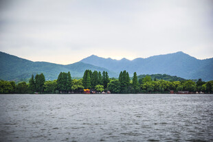 湖畔青山绿树美景如画