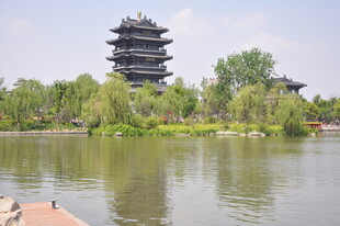 湖畔古亭与秀丽湖景