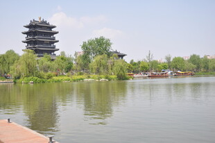 湖畔古塔风景秀丽