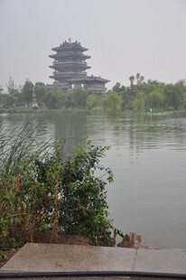湖畔古塔风景