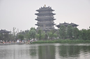 湖畔古塔景观
