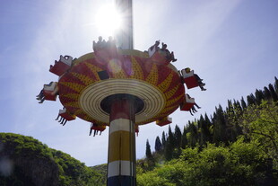 游乐园中的旋转飞椅项目
