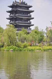湖畔古楼美景
