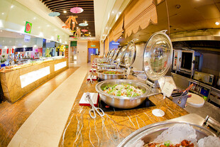 自助餐厅丰富美食展示