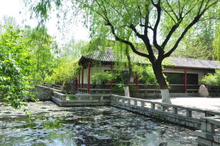 中式园林水景与古朴建筑