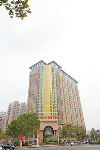 城市中高耸的现代化酒店