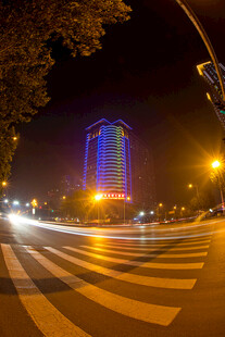 夜晚城市路口的绚丽建筑