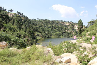 山间河畔美景