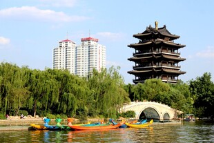 湖畔古楼与多彩游船美景